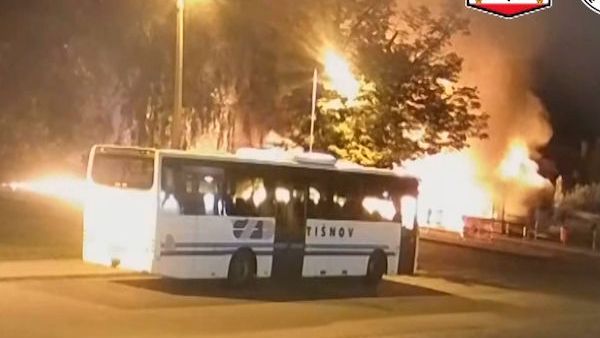 Rozčílený cestující zapálil v Kuřimi autobus, ten se změnil v ohnivou kouli